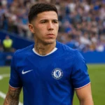 Enzo Fernández in het blauwe tenue van Chelsea aan de rand van het veld.