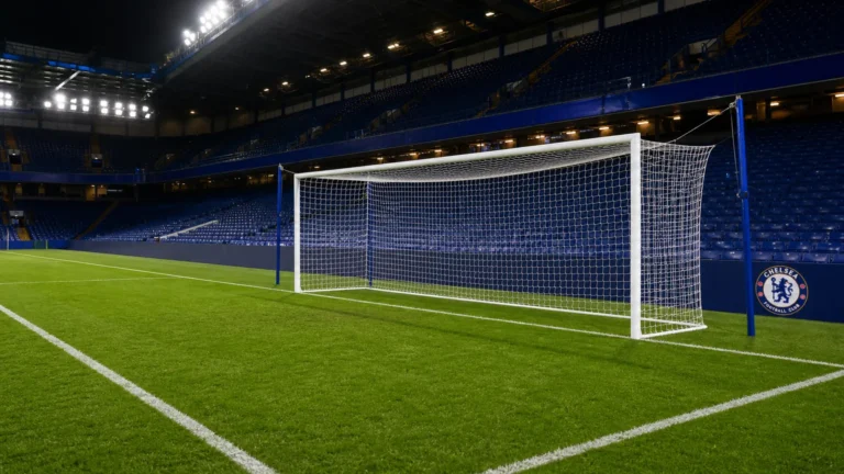Het verlichte doelgebied van Chelsea in een leeg stadion na de wedstrijd.