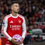 Gabriel Martinelli in een rood-wit tenue op het veld tijdens een wedstrijdmoment.