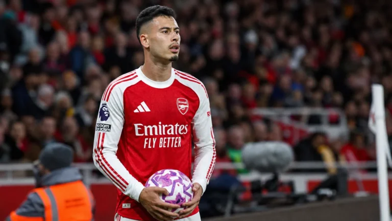 Gabriel Martinelli in een rood-wit tenue op het veld tijdens een wedstrijdmoment.