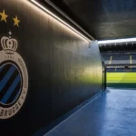 Lege spelerstunnel met Club Brugge-branding richting het veld.
