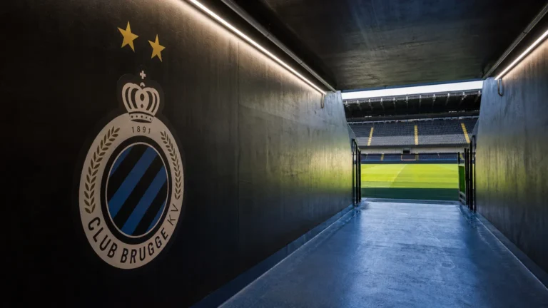 Lege spelerstunnel met Club Brugge-branding richting het veld.