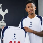 Savinho poseert met een Tottenham-shirt tijdens zijn officiële presentatie.