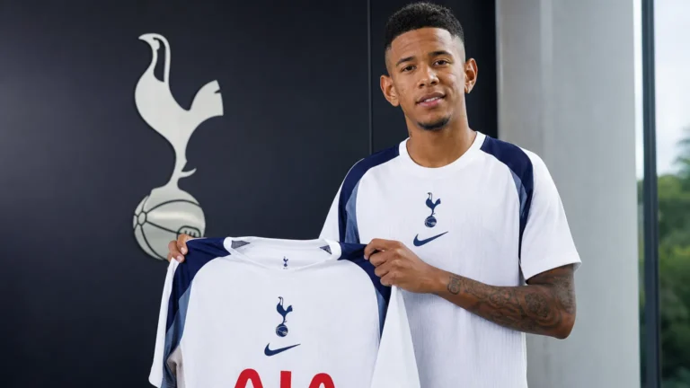 Savinho poseert met een Tottenham-shirt tijdens zijn officiële presentatie.