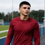 Matias Fernandez-Pardo bij een trainingscomplex in neutrale sportkleding.