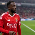 Dodi Lukebakio in het rode tenue van Benfica aan de rand van het veld