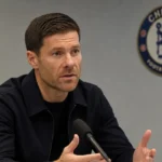 Xabi Alonso spreekt na een wedstrijd in een persruimte van Chelsea.
