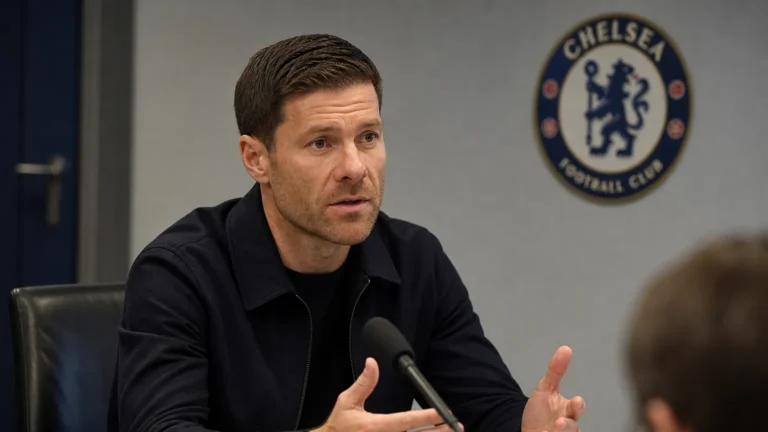 Xabi Alonso spreekt na een wedstrijd in een persruimte van Chelsea.