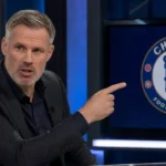 Jamie Carragher bespreekt de doelmannensituatie van Chelsea in een televisiestudio.