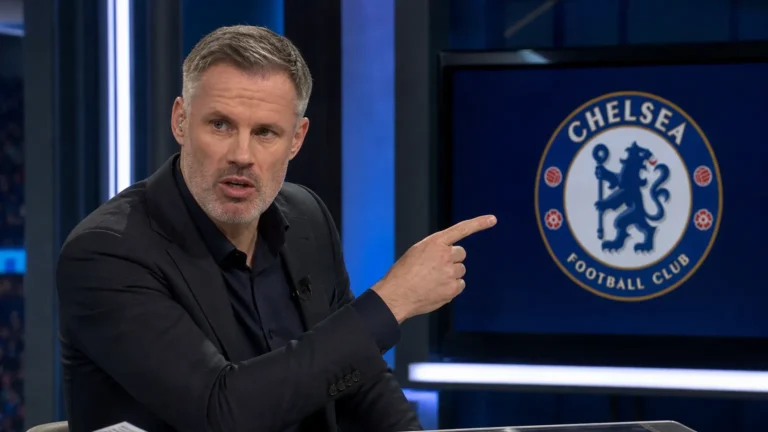 Jamie Carragher bespreekt de doelmannensituatie van Chelsea in een televisiestudio.