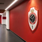 Een lege clubgang met Royal Antwerp FC-branding op een vaste wand.