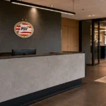 Een lege administratieve ontvangstruimte bij PSV met een discreet clubembleem aan de wand.