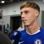 Cole Palmer spreekt na een wedstrijd in Chelsea-tenue met een microfoon voor zich.