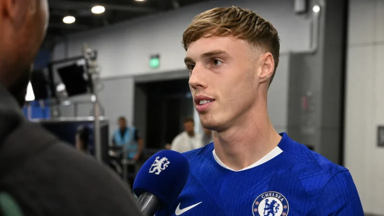 Cole Palmer spreekt na een wedstrijd in Chelsea-tenue met een microfoon voor zich.