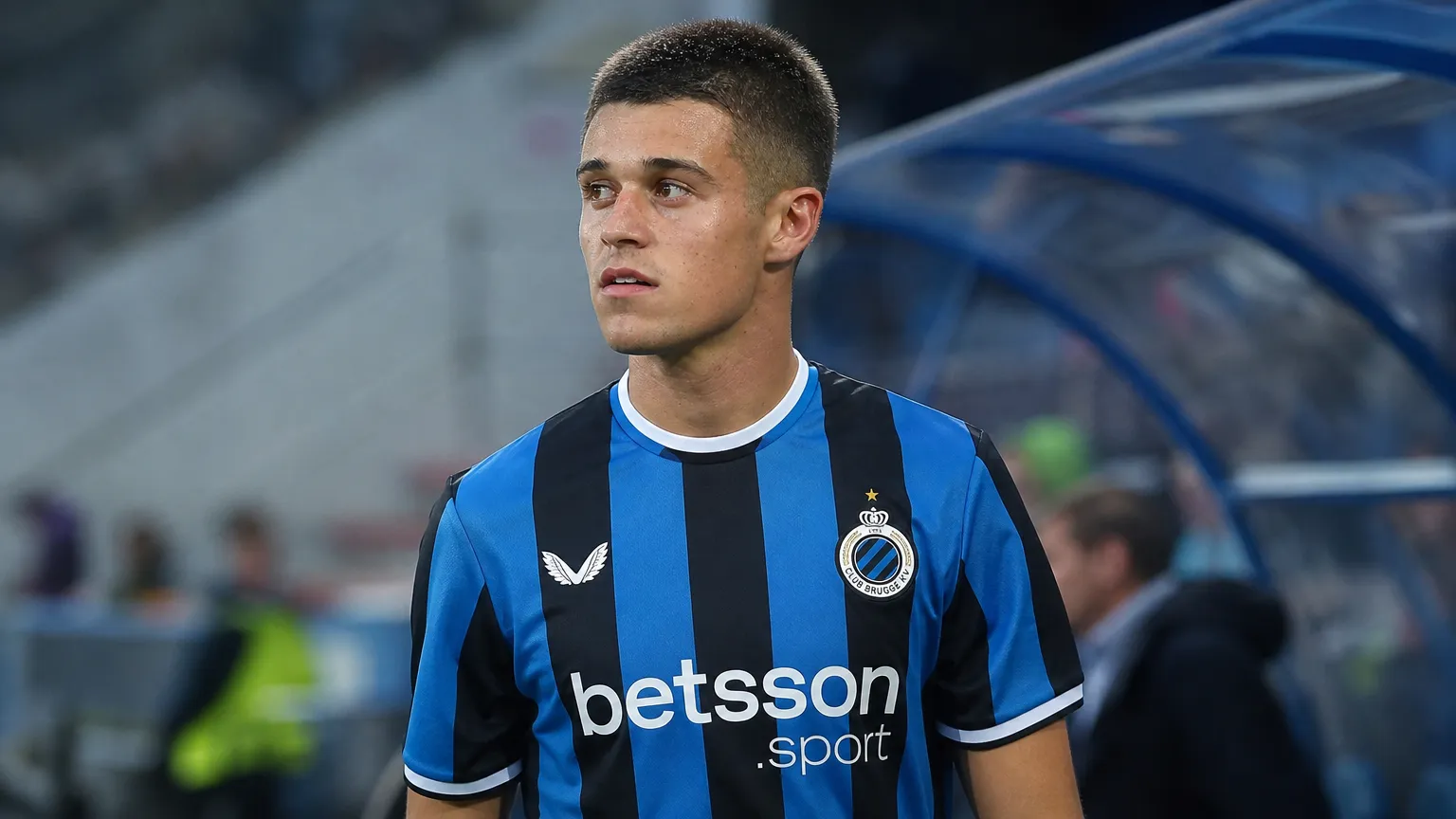 Nicolo Tresoldi in een blauw-zwart tenue aan de rand van het voetbalveld.