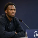 Loïs Openda tijdens een persmoment van Olympique Lyon voor de return tegen Fenerbahçe.