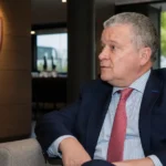 Paul Bistiaux in pak tijdens een gesprek in de stadionomgeving van Royal Antwerp FC.