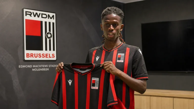 Aaron Kamardin poseert met een RWDM Brussels-shirt tijdens zijn officiële voorstelling.