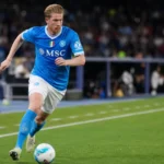 Kevin De Bruyne in het blauwe tenue van Napoli tijdens een wedstrijdmoment.
