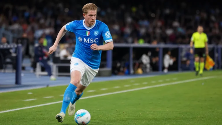 Kevin De Bruyne in het blauwe tenue van Napoli tijdens een wedstrijdmoment.