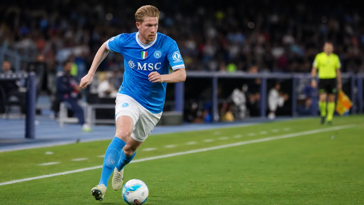 Kevin De Bruyne in het blauwe tenue van Napoli tijdens een wedstrijdmoment.