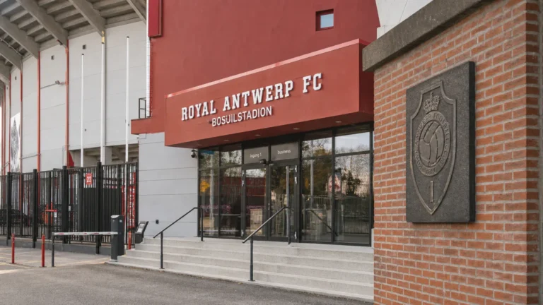 De toegang van de Bosuil met een discreet Royal Antwerp FC-clubanker.