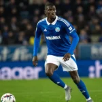 Pape Diong in een blauw tenue tijdens een voetbalwedstrijd.