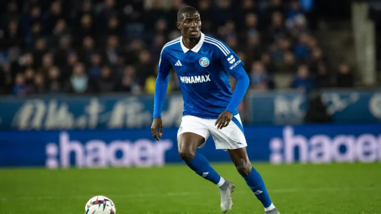 Pape Diong in een blauw tenue tijdens een voetbalwedstrijd.