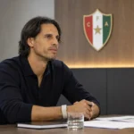 Yann Sommer zit in neutrale kleding aan een vergadertafel tijdens een zakelijk overleg.