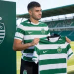 Moncef Zekri toont het shirt van Sporting CP tijdens zijn officiële voorstelling.