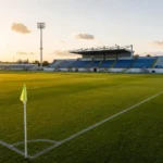 Een leeg voetbalveld in Cyprus, klaar voor een Europese wedstrijd.