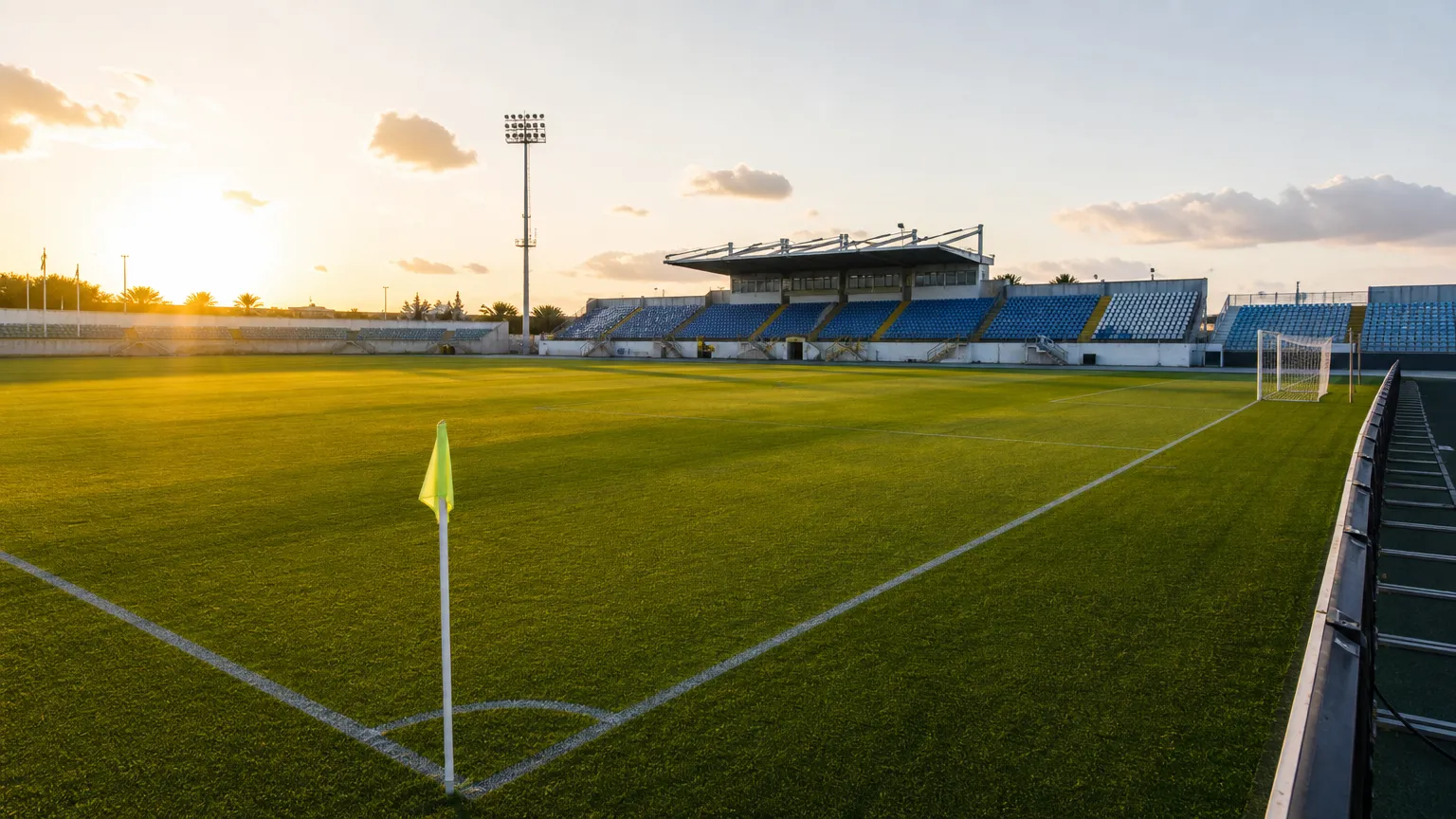 Een leeg voetbalveld in Cyprus, klaar voor een Europese wedstrijd.