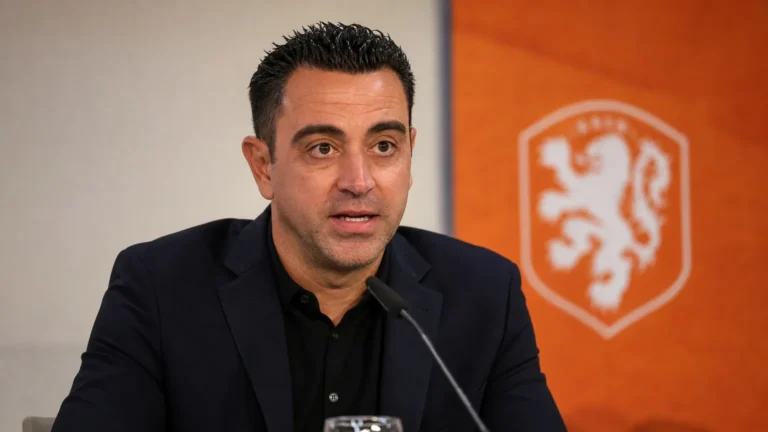 Xavi Hernández spreekt tijdens zijn presentatie als bondscoach van het Nederlands elftal.