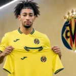 Nathan Saliba poseert met een Villarreal-shirt tijdens zijn officiële voorstelling.