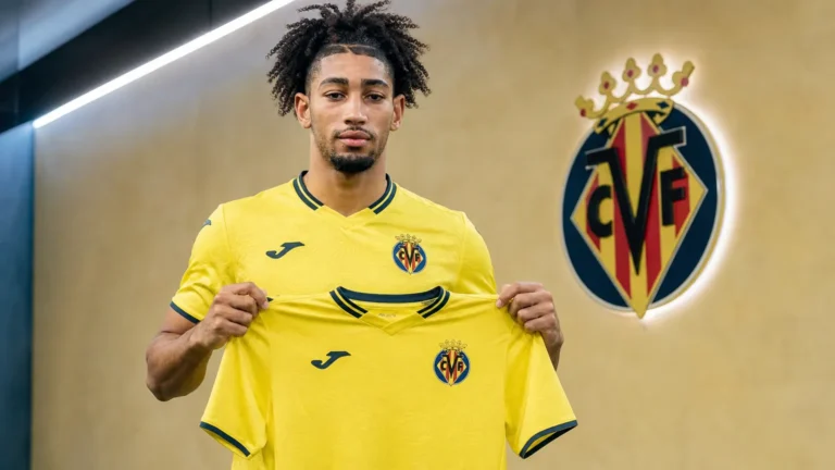 Nathan Saliba poseert met een Villarreal-shirt tijdens zijn officiële voorstelling.