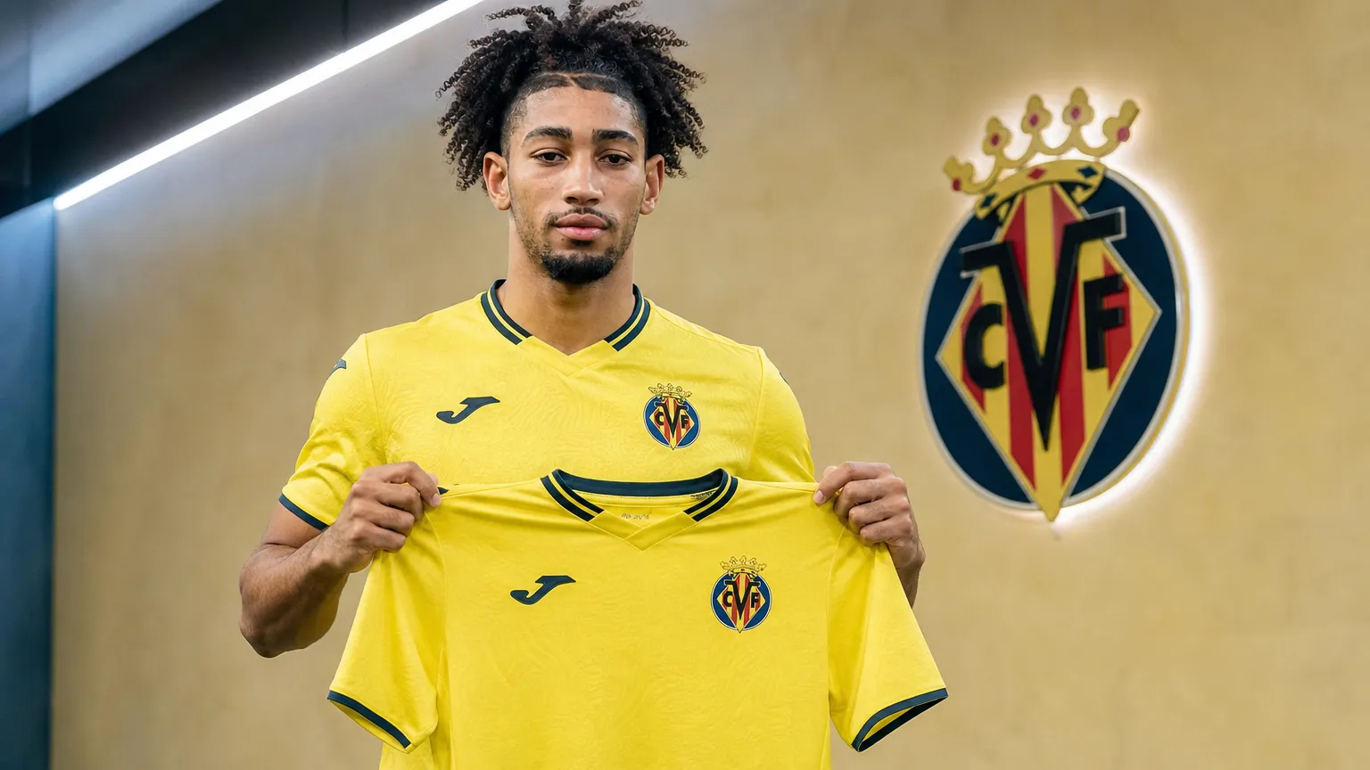 Nathan Saliba poseert met een Villarreal-shirt tijdens zijn officiële voorstelling.