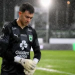 Marcos Peano bereidt zich in de regen voor op een wedstrijd van La Louvière.