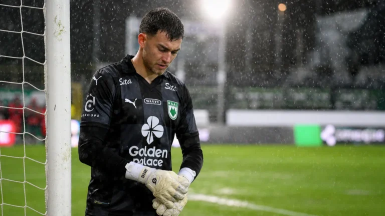 Marcos Peano bereidt zich in de regen voor op een wedstrijd van La Louvière.