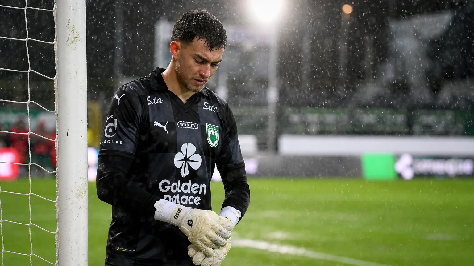 Marcos Peano bereidt zich in de regen voor op een wedstrijd van La Louvière.