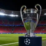 De Champions League-trofee op het gras in een Europees voetbalstadion.