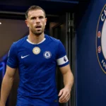 Jordan Henderson in het Chelsea-tenue tijdens zijn officiële voorstelling op Stamford Bridge.