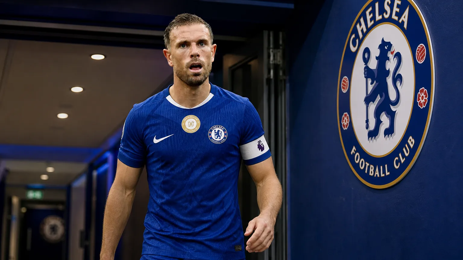 Jordan Henderson in het Chelsea-tenue tijdens zijn officiële voorstelling op Stamford Bridge.