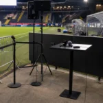 Operationele interviewzone naast een voetbalveld na een wedstrijd