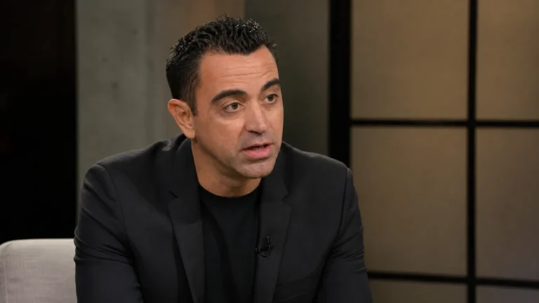 Xavi spreekt rustig tijdens een televisie-interview over het Nederlands elftal.