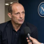 Massimiliano Allegri geeft rustig uitleg tijdens een media-interview bij Napoli.