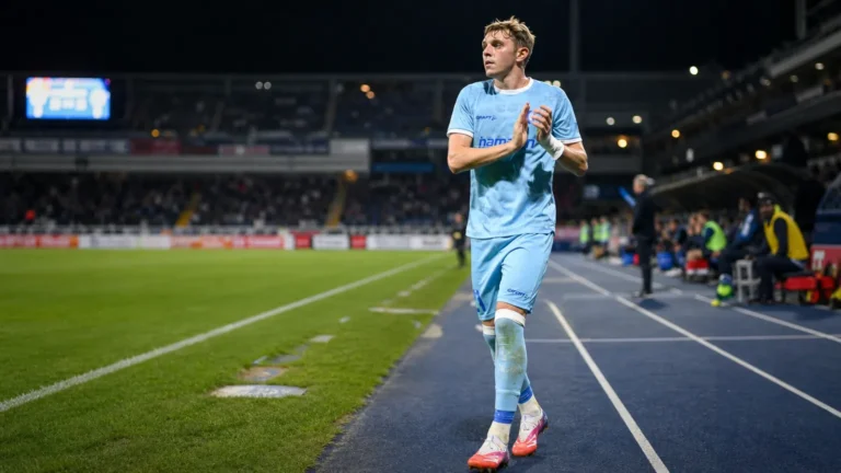 Max Dean van KAA Gent aan de zijlijn van een voetbalveld.