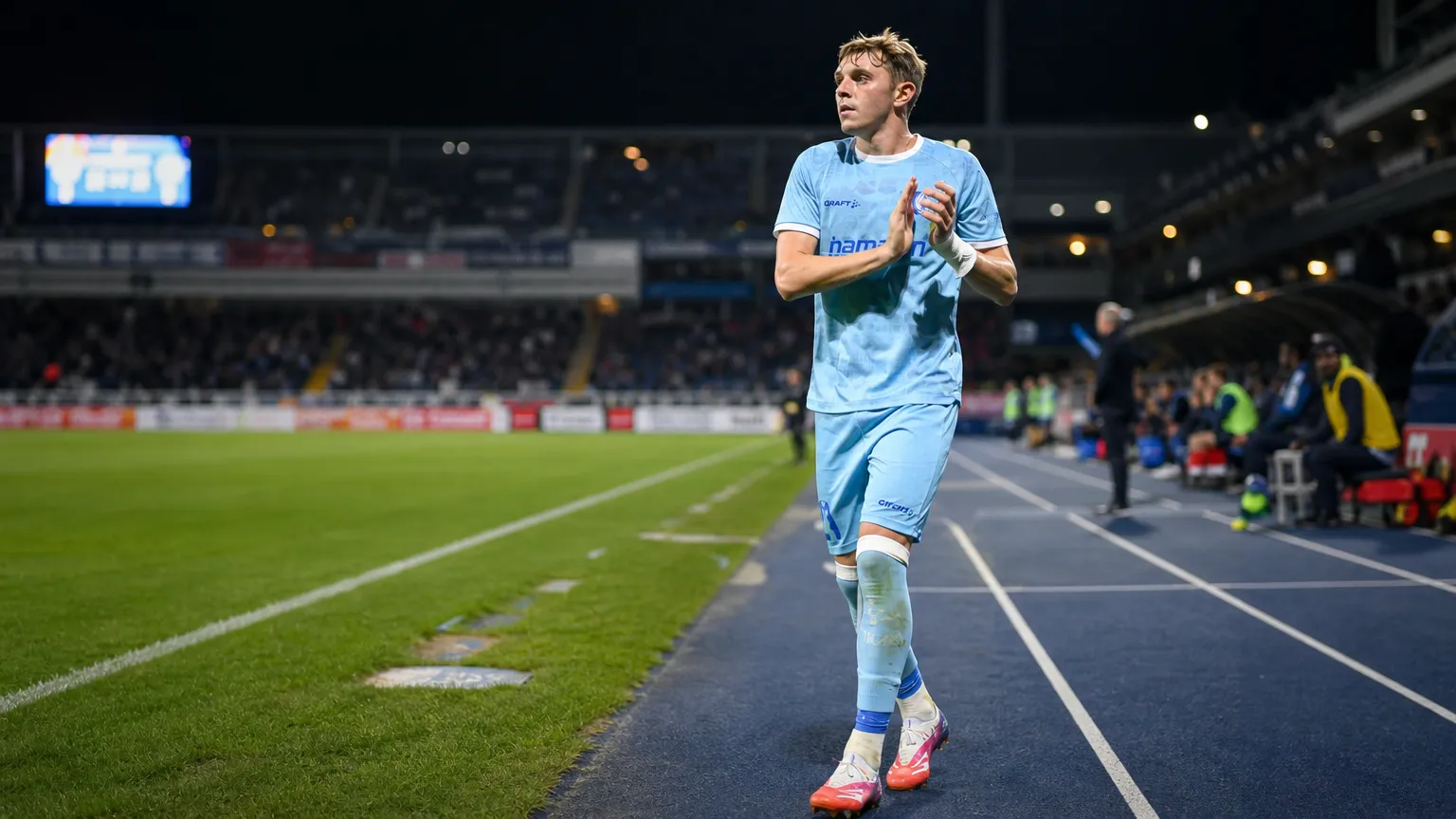 Max Dean van KAA Gent aan de zijlijn van een voetbalveld.