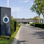 De ingang van het trainingscomplex van Club Brugge met een discreet clubembleem.