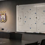 Tactisch analysebord in een vergaderruimte van RSC Anderlecht.