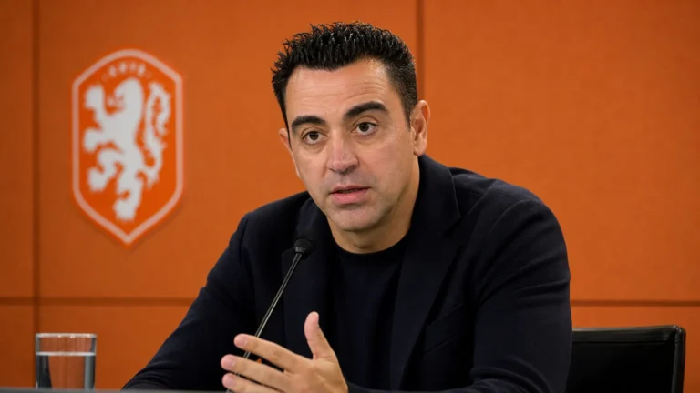 Xavi Hernández spreekt tijdens zijn voorstelling als bondscoach van Nederland.
